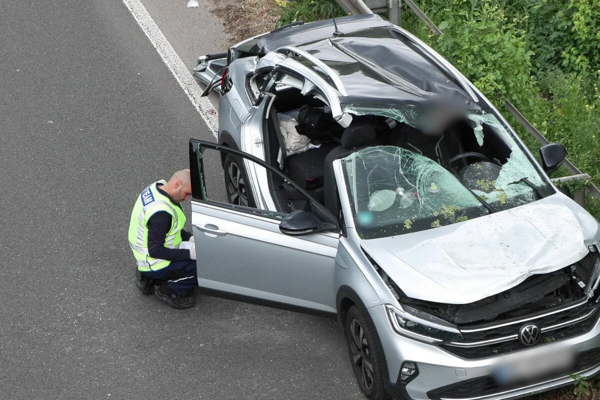 Reh durchschlägt Scheibe: Heftiger Wildunfall auf A44 - Fahrerin in Wrack gefangen