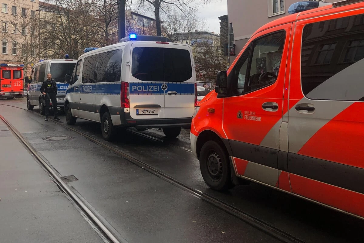 Mann kauft Messer und Schere in Supermarkt und sticht dann auf Kunden ein - Not-OP!