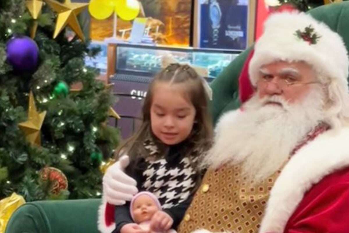 Als Weihnachtsmann Wunsch von Mädchen hört, lässt sein Blick Lachtränen fließen