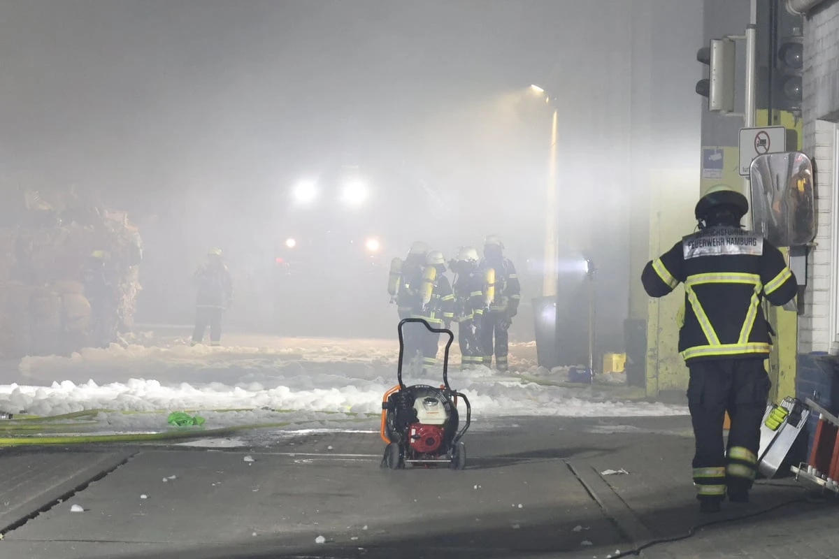Flammen auf Recyclinghof: Feuerwehr kämpft stundenlang