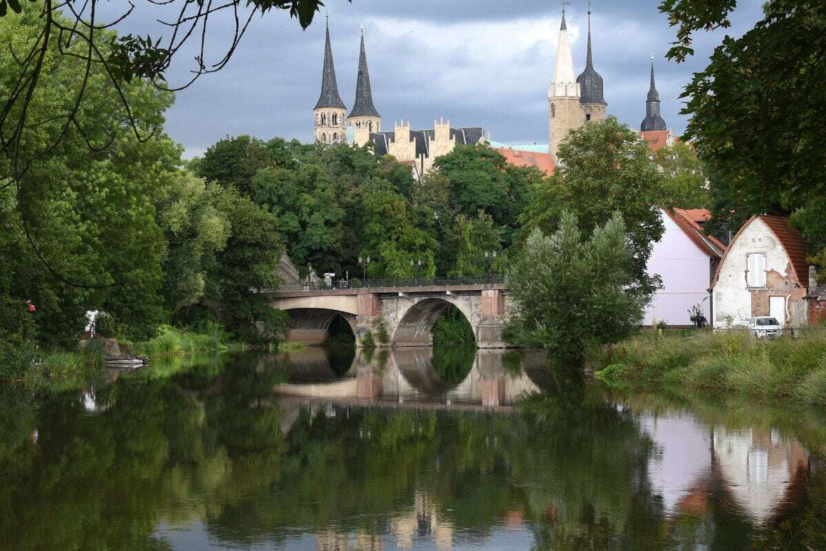 36-Jähriger treibt mit Floß auf der Saale: Als die Feuerwehr kommt, springt er rein!