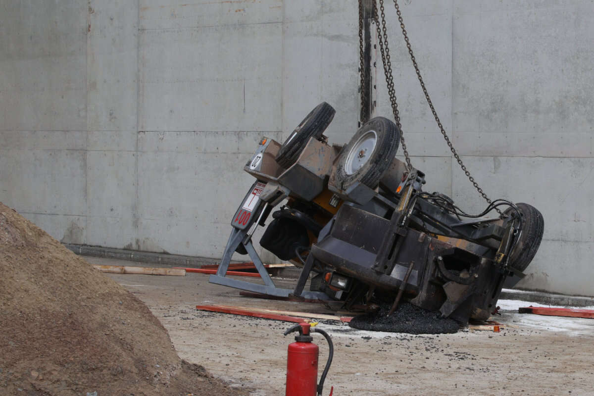 Baufahrzeug stürzt bei A6 von Brücke! Fahrer schwer verletzt mit Hubschrauber abgeholt