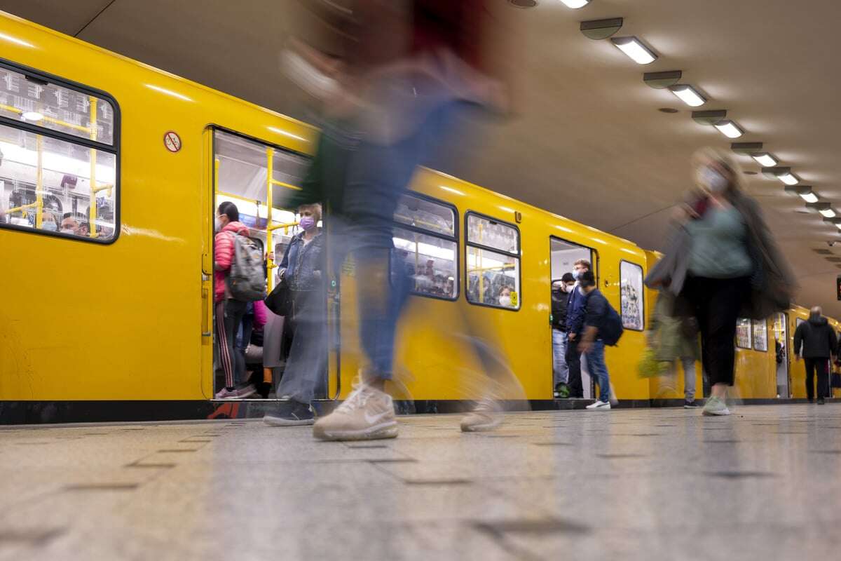 Mann beleidigt Schulkinder rassistisch in U9: Fahrgäste stellen sich vor Klasse