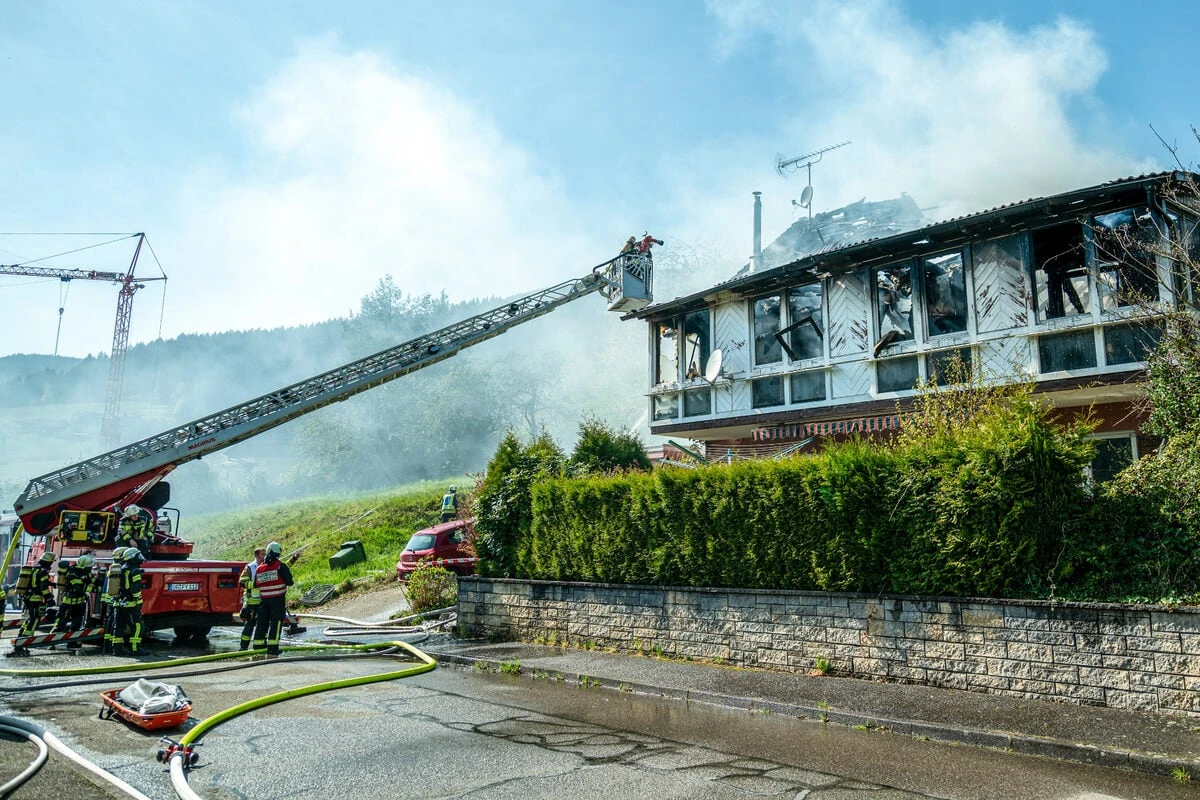 Wohnhaus im Schwarzwald ausgebrannt: Eine Leiche geborgen, Feuerwehrmänner verletzt
