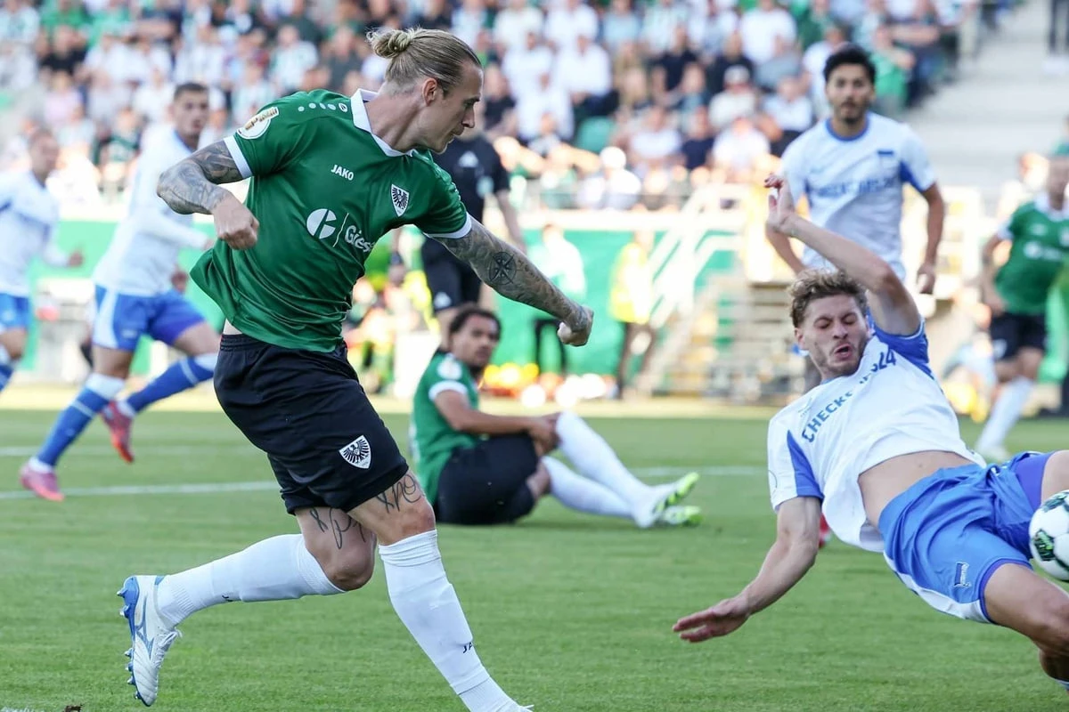 DFB-Pokal live: Riesen-Chancen! Die Anfangsphase gehört den Underdogs