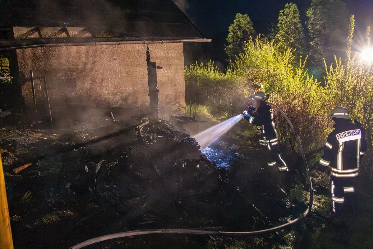 Feuerwehreinsatz im Erzgebirge: Anbau eines Gartenhauses in Flammen