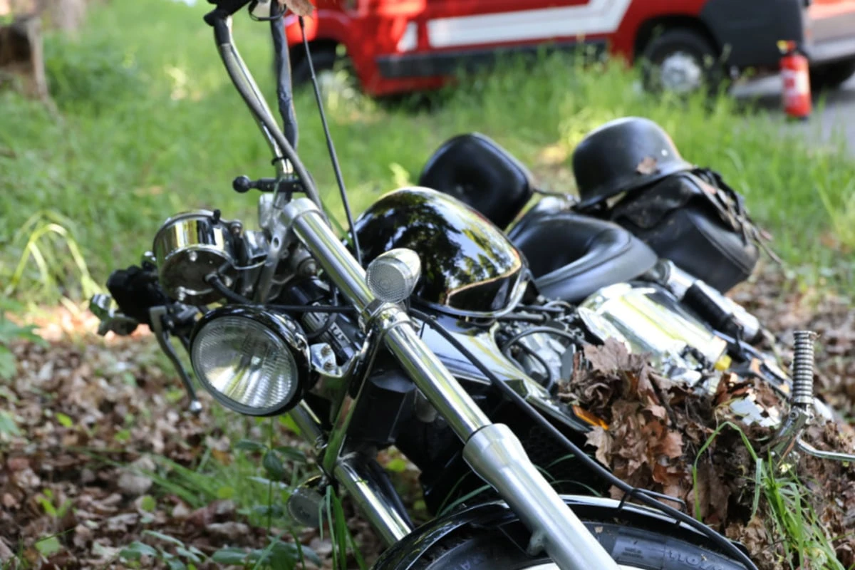 Tödlicher Motorradunfall im Erzgebirge: Biker stirbt am Unfallort