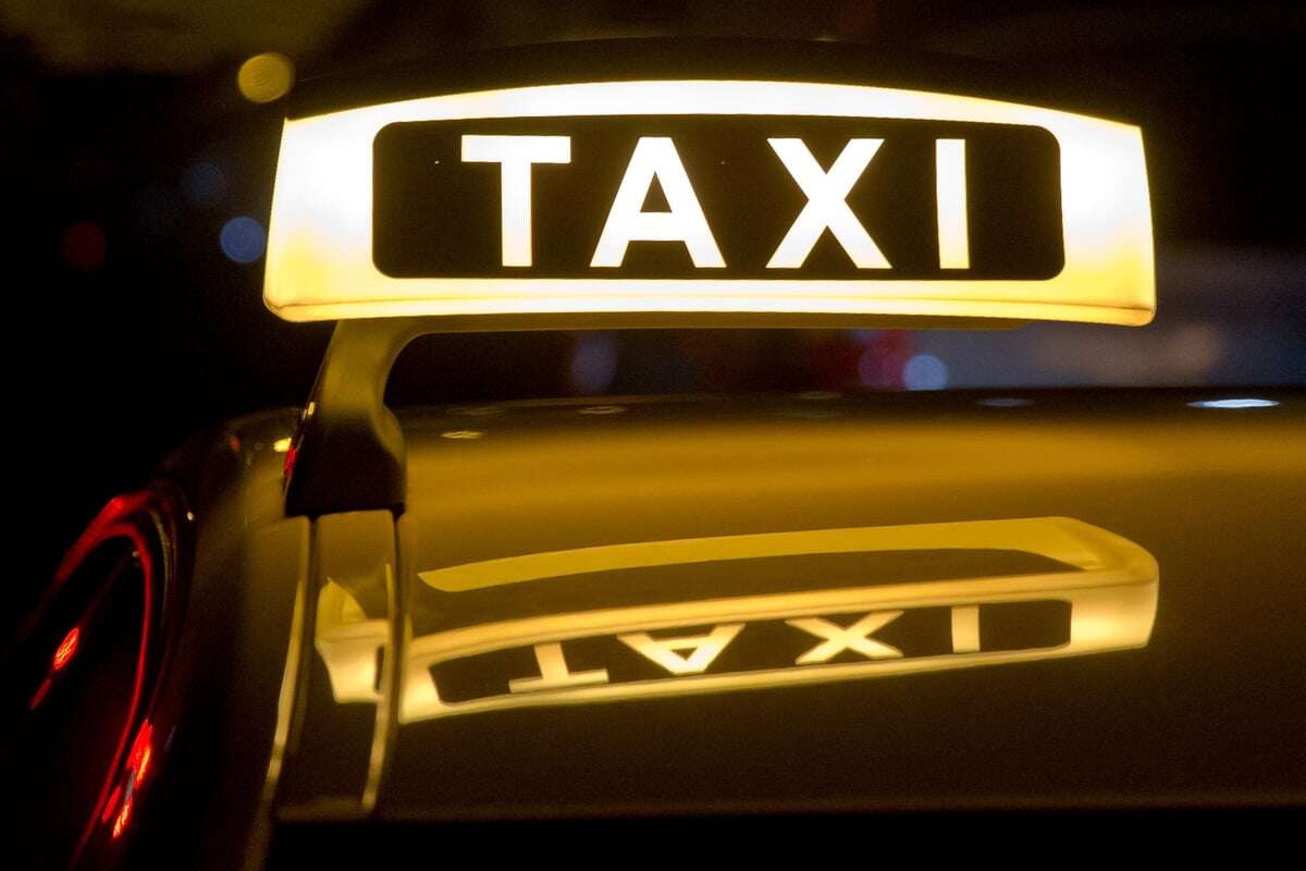 Taxifahrt eskaliert: Betrunkener Passagier geht auf Fahrer los