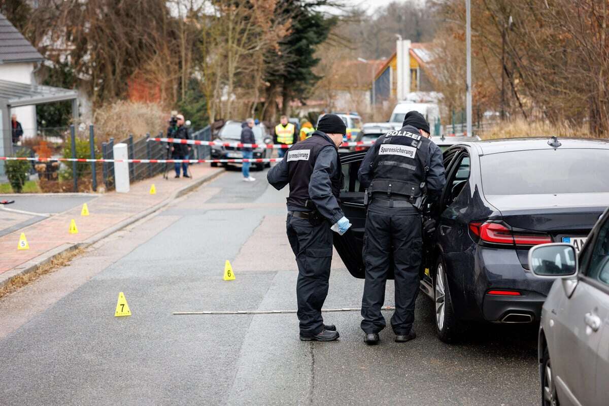 Mann auf offener Straße niedergestochen: Täter weiter auf der Flucht