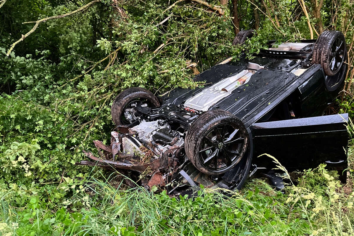 T-Roc fliegt 50 Meter durch die Luft und kracht gegen Baum: Fahrer (31) hat riesiges Glück