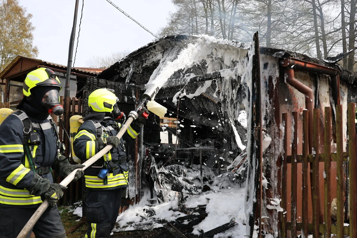 Feuerwehreinsatz im Erzgebirge: Schuppen abgefackelt