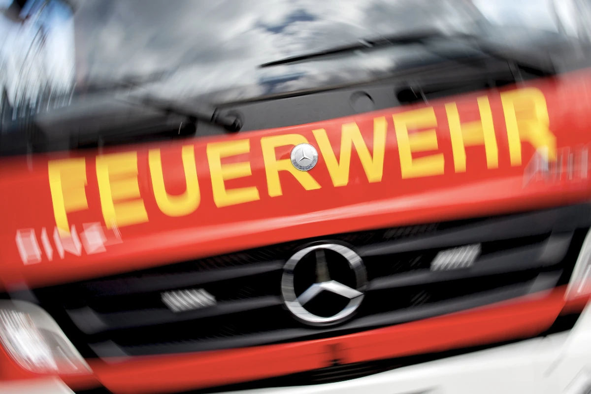 Gaffer scharren sich um Brand-Haus in Mitte: Festnahme