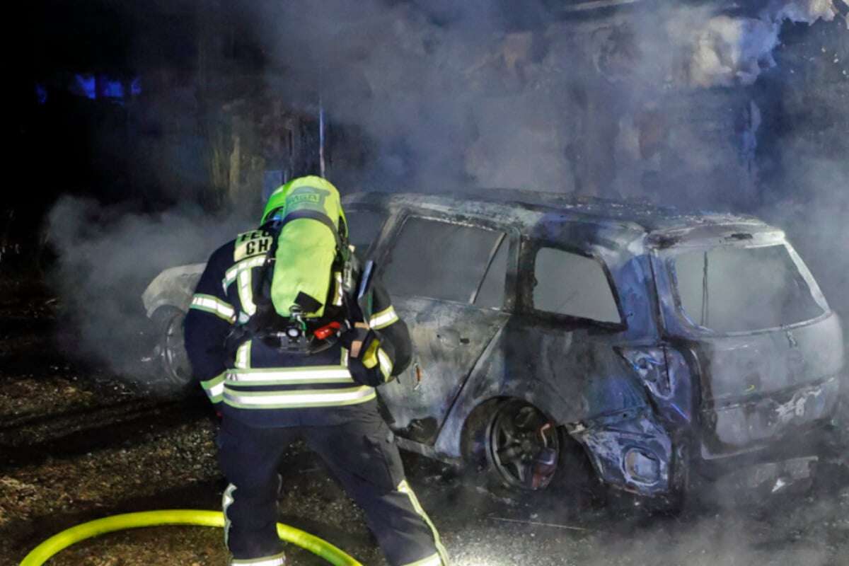 Brandstiftung? Opel in Chemnitz komplett abgefackelt, Flammen greifen auf Garage über