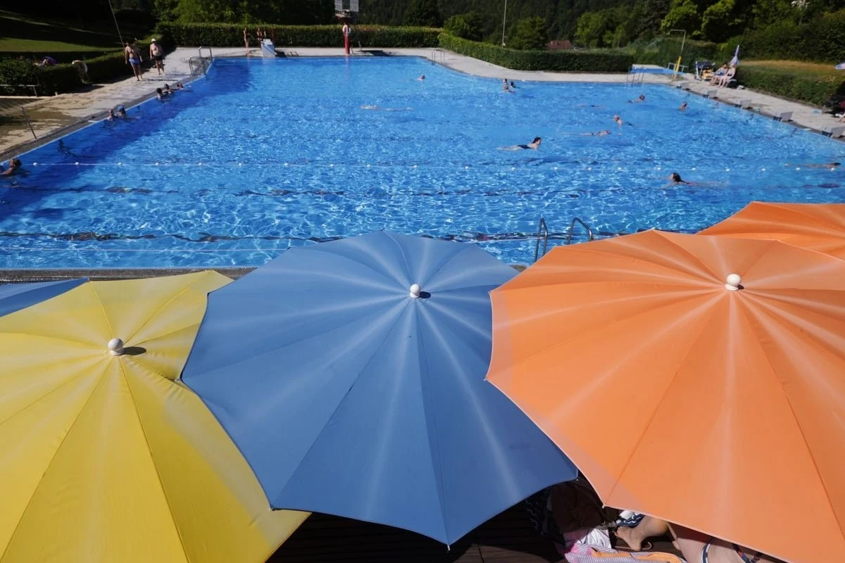 Planschen in NRW-Bädern leert die Taschen: Frecher Preissprung bei Sonnenschirmen