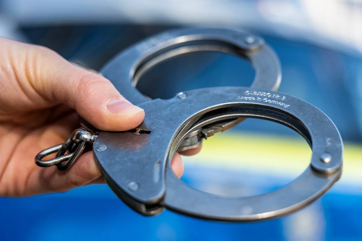 Brutaler Überfall: Täter beißt und sticht mit Schraubendreher auf Mann ein