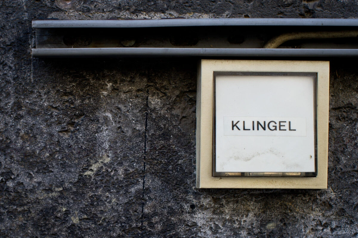 Klingelstreich eskaliert: Mann packt Kind und greift zu Messer