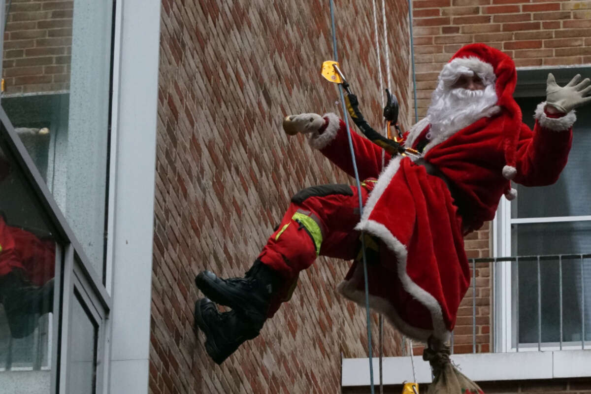 Süße Überraschung für kranke Kinder: Nikolaus klettert von UKE