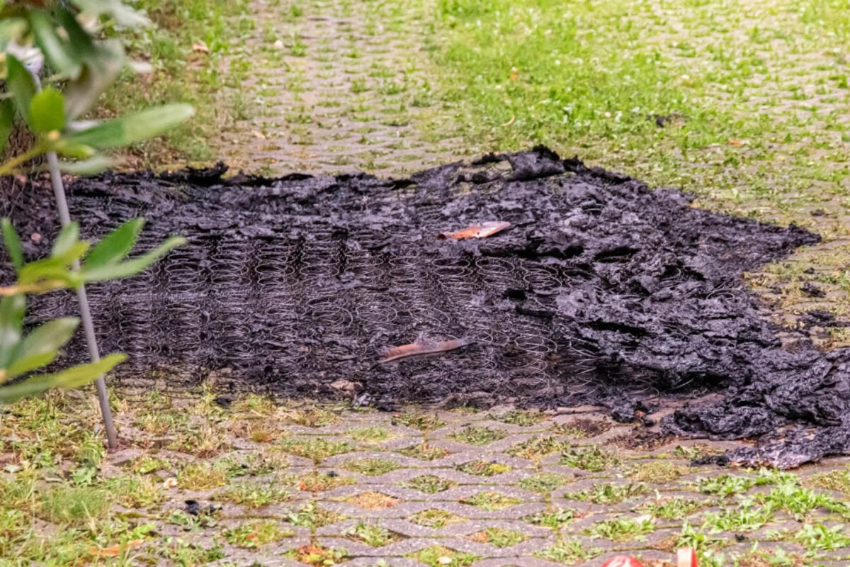 Mit Zigarette eingeschlafen: Mieter wirft brennende Matratze aus dem Fenster
