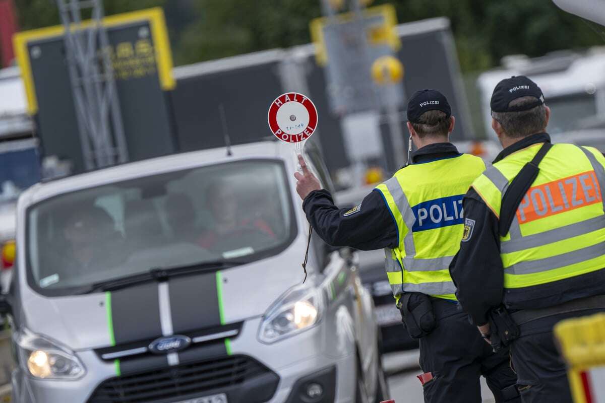 Mann will vier Jugendliche nach Deutschland schleusen - Bundespolizei stoppt ihn auf der A12!