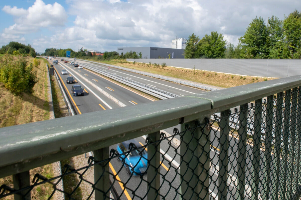 Schock-Moment an Autobahn-Brücke: Jugendliche werfen Stein auf fahrendes Auto