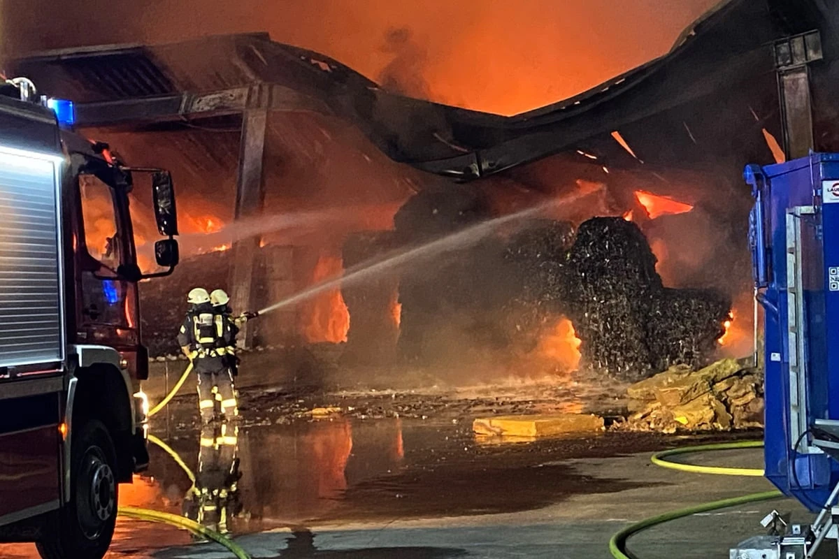 Tonnenweise Müll brennt lichterloh: Feuerwehr-Großeinsatz in Entsorgungsbetrieb
