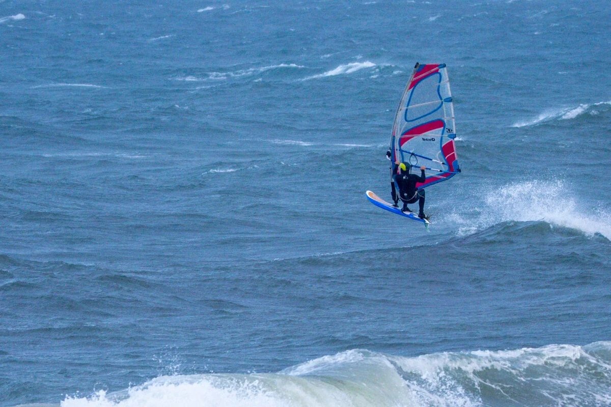 Schreckliche Entdeckung auf Urlaubsinsel: Lebloser Windsurfer treibt vor Ostsee-Küste