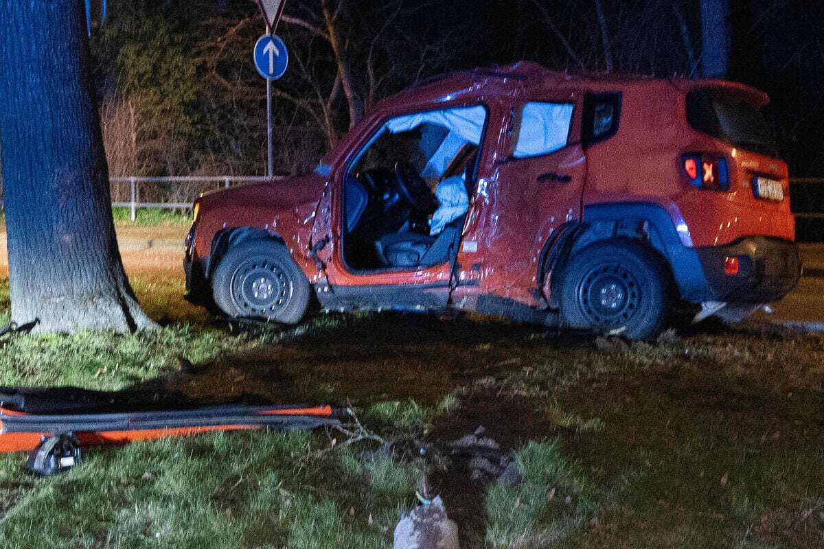 Feuerwerk Schuld? Auto kracht gegen Baum, Fahrer verletzt