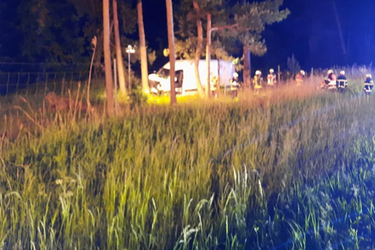 Nächtlicher Einsatz: Mercedes Sprinter kommt von A9 ab und kracht gegen Baum