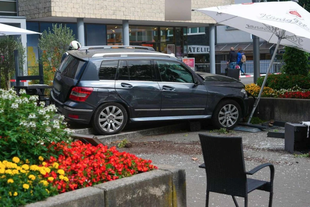 Senior verliert Kontrolle: Auto kracht in Café-Terrasse
