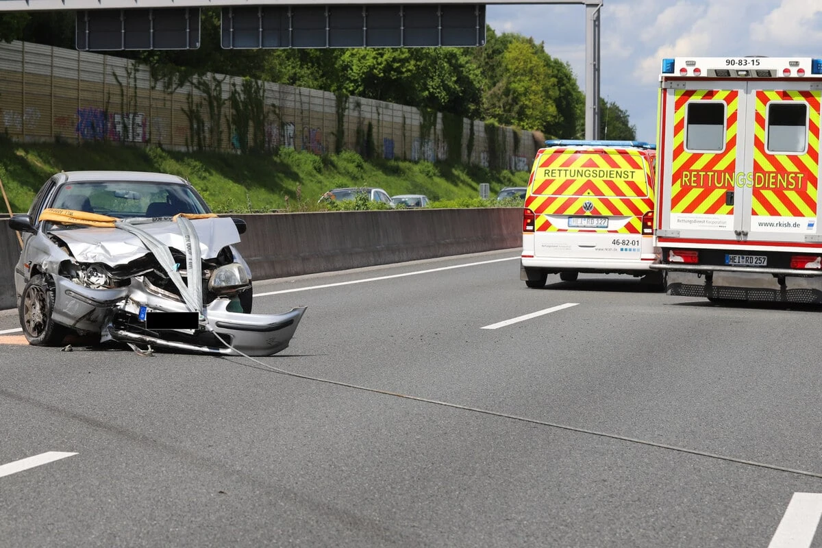 Illegales Straßenrennen? Zwei Autos crashen auf der A7