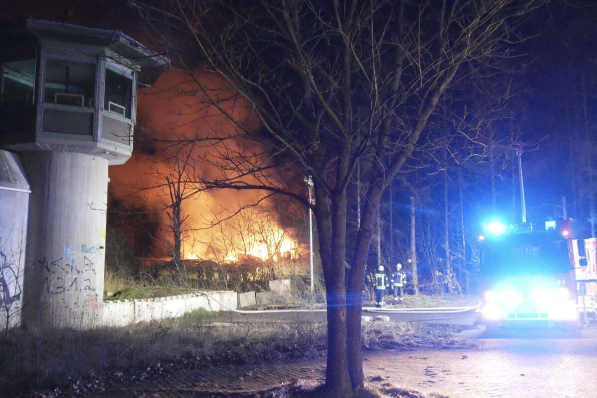 Brand neben Ex-Gefängnis: Gefahrstoff erschwert Feuerwehreinsatz