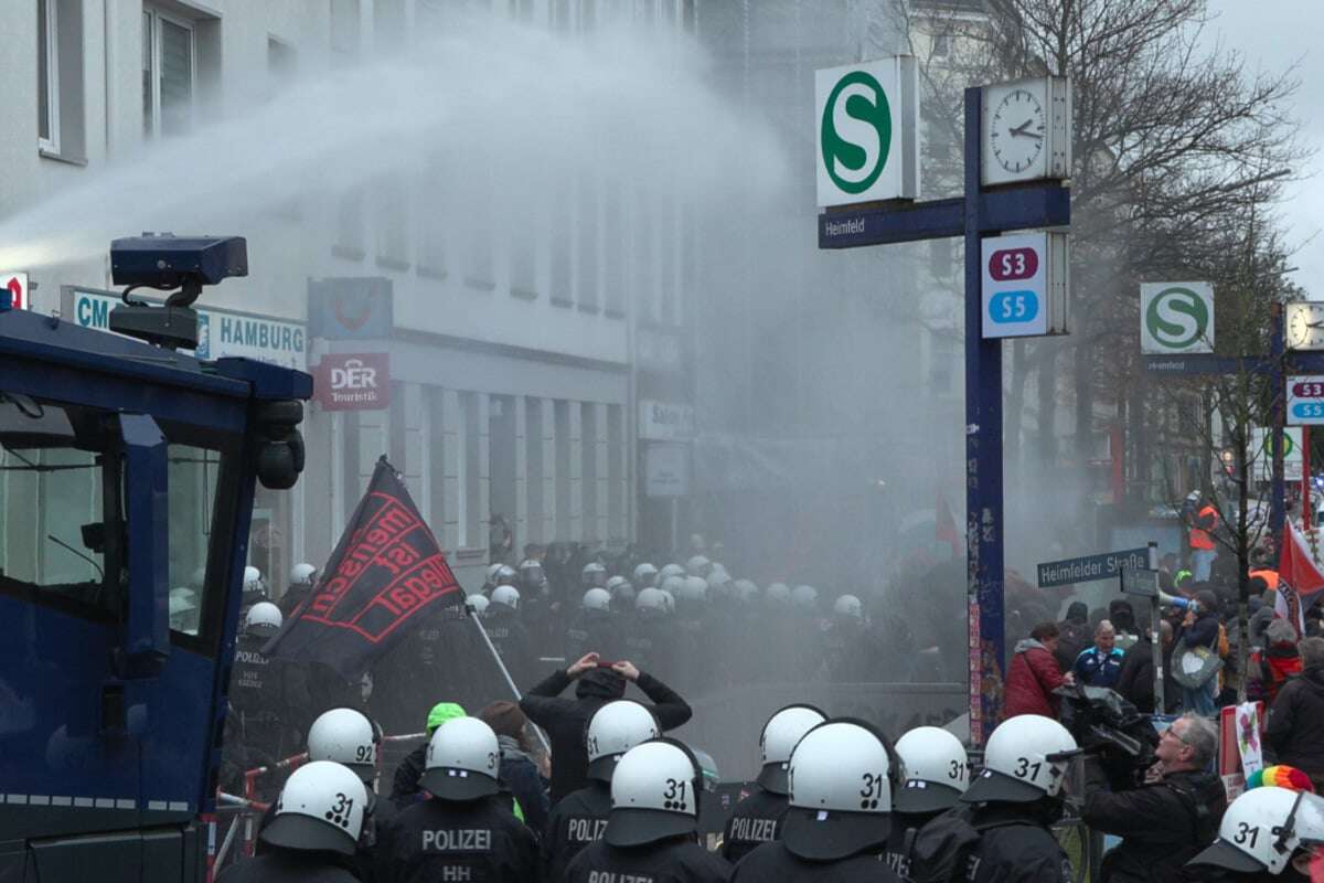 Proteste gegen AfD-Chef Chrupalla: Polizei setzt Wasserwerfer ein