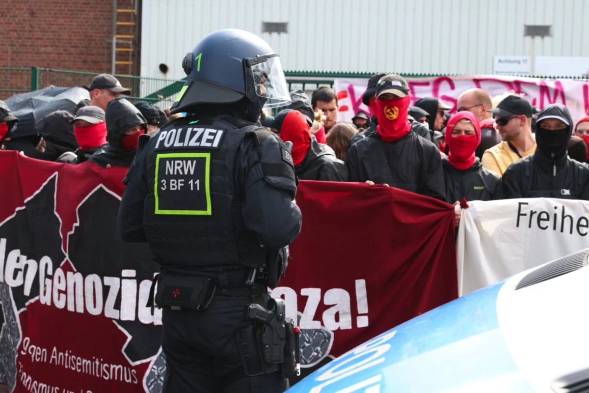 Zwei Demos in Köln: Aktivisten besetzen SPD-Zentrale und blockieren Zufahrt zu Deutz AG