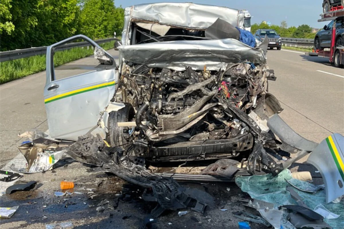 Sperrung auf A2 nach schwerem Unfall: Transporter rast in Stauende
