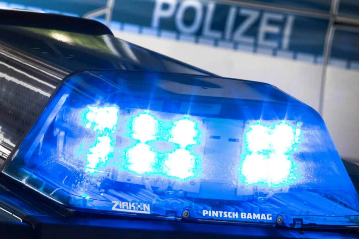 Autofahrer verlässt Autobahn trotz Unfall, dann kommt er erneut von der Fahrbahn ab