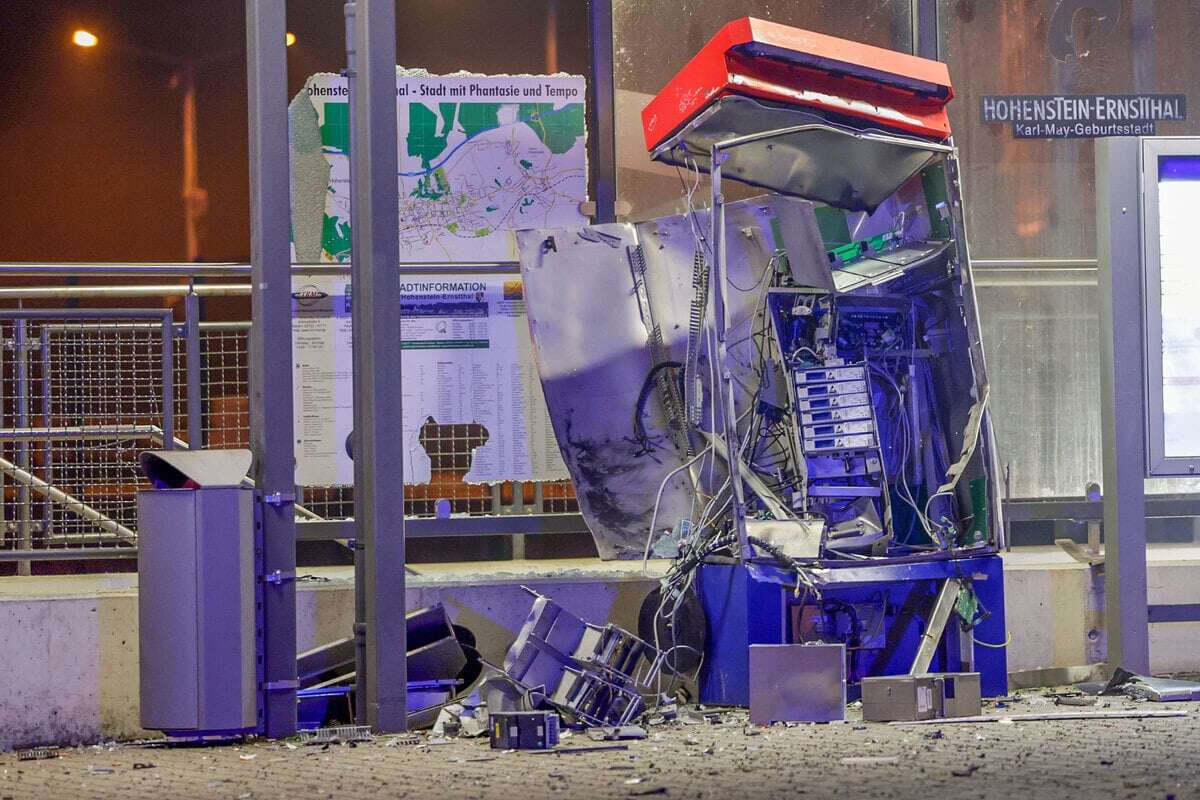 Explosion mitten in der Nacht: Feuerwehr muss zu Bahnhof ausrücken