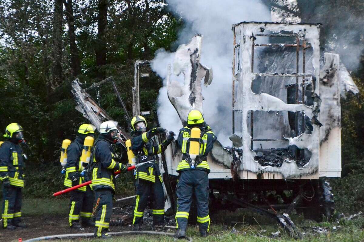 Bauwagen fackelt ab und sorgt für heftige Rauchentwicklung!