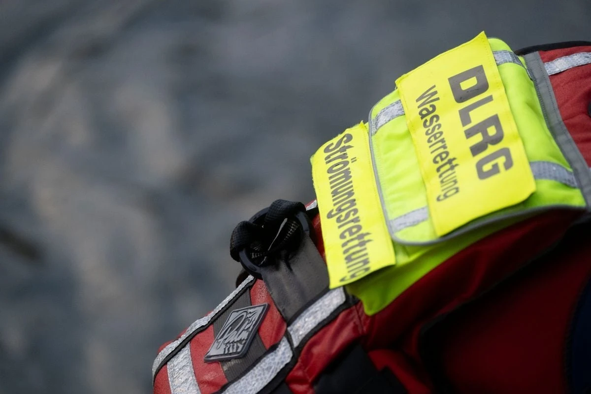 Riskante Isar-Überquerung: Mann gerät in Strömung - Hubschrauber rettet ihn