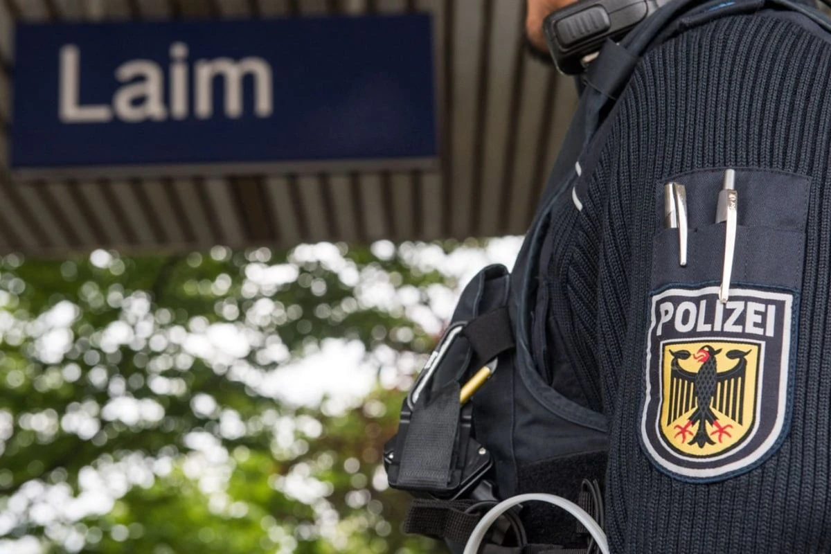 Gruppe attackiert zwei Männer in Münchner S-Bahn und flüchtet