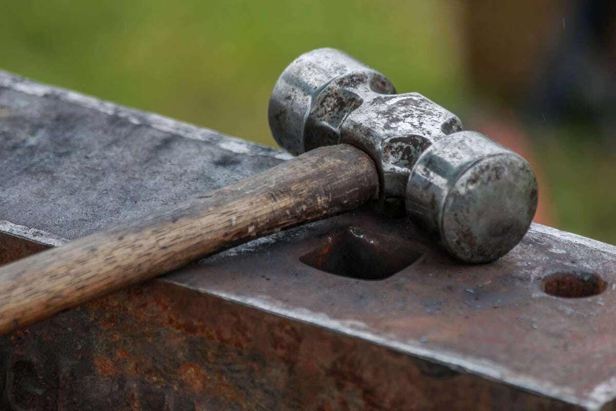 Schockmoment im Jerichower Land: Frau bedroht Spaziergängerin mit Hammer!