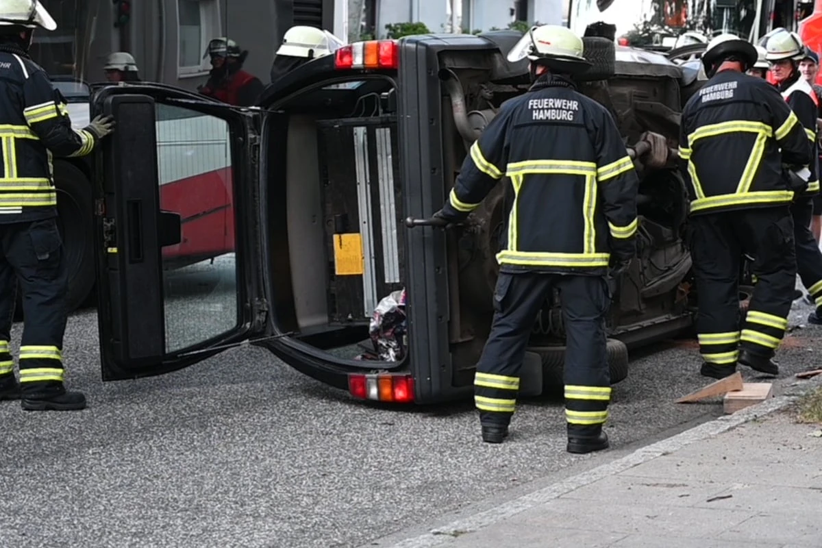 Plötzlich liegt der Volvo quer: Fahrer nach Unfall im Krankenhaus