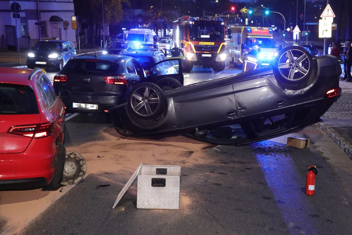 Auto überschlägt sich bei Unfall in Dresden: Richtungsfahrbahn voll gesperrt