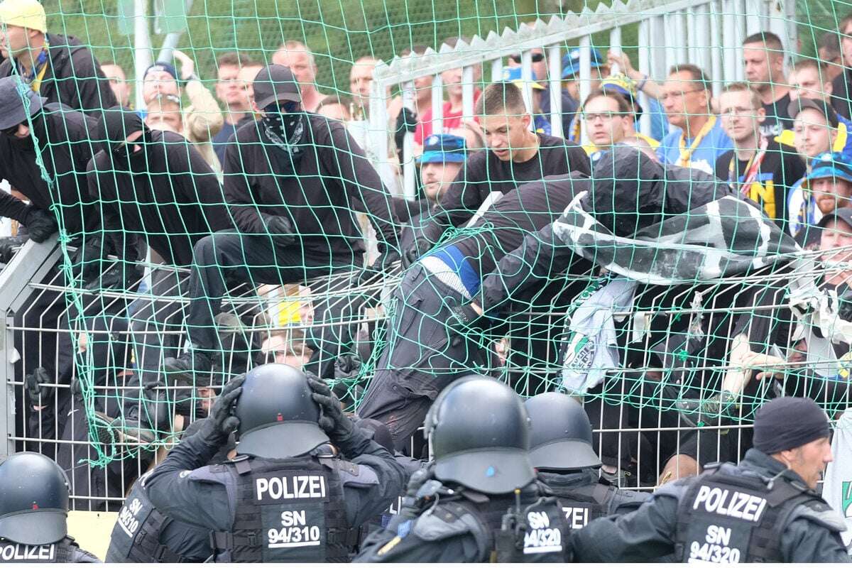 Stress schon vor brisantem Stadtderby: Lok-Fans prügeln auf Chemiker ein