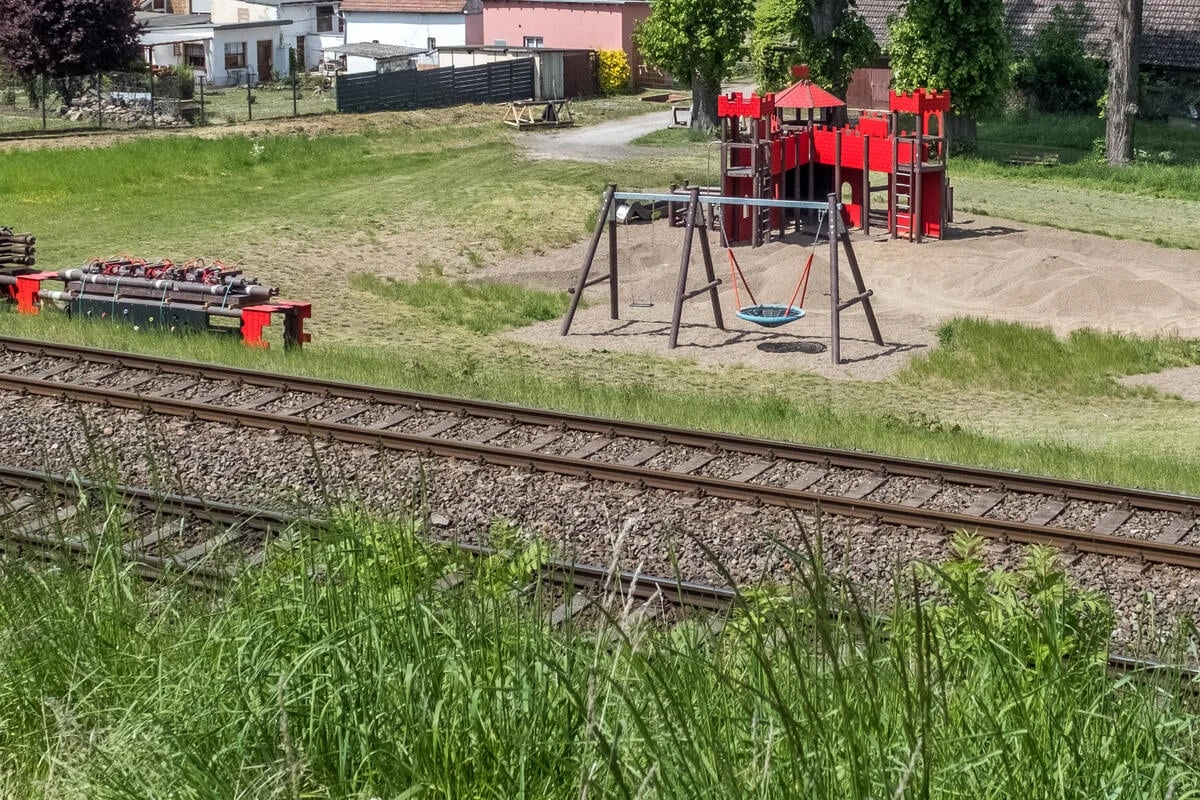 Große Gefahr für die Kleinen: Hier steht ein Spielplatz ohne Zaun direkt an Bahngleisen!