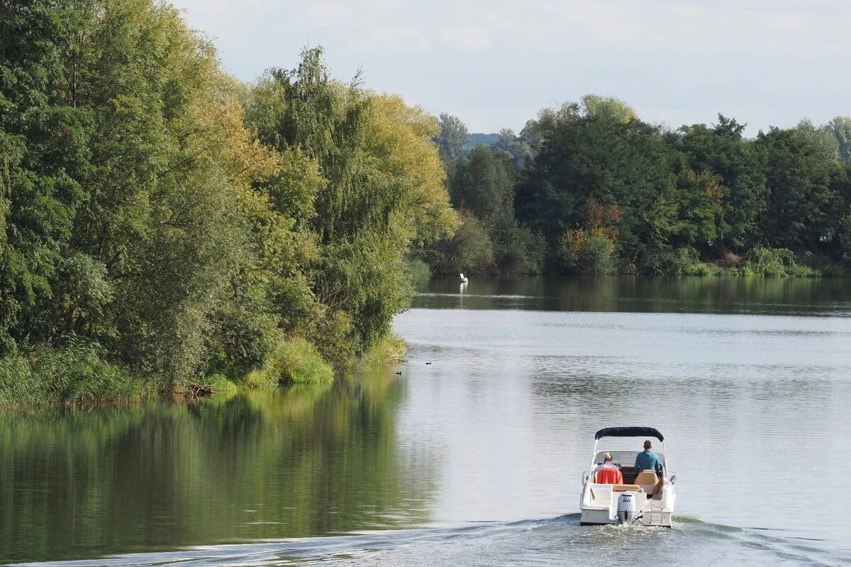 Bootsfahrer hören Hilfe-Rufe: Schwimmerin stirbt im See