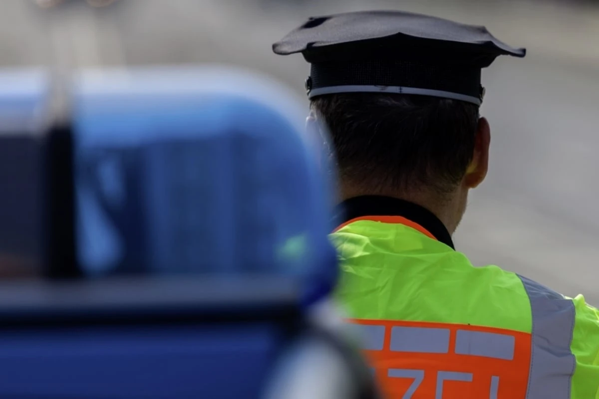 Auto gerät unter Lastwagen: Fahrer schwer verletzt