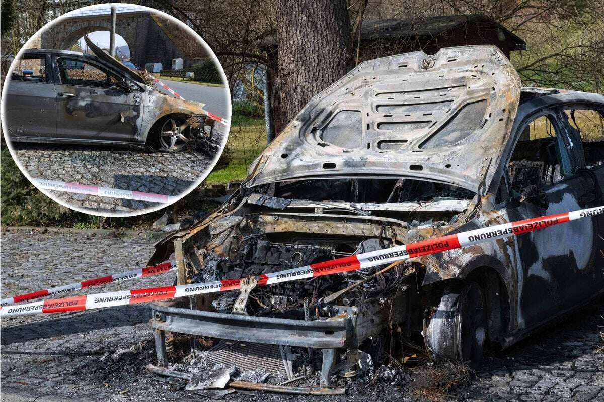 Feuer auf Parkplatz: VW Golf abgefackelt