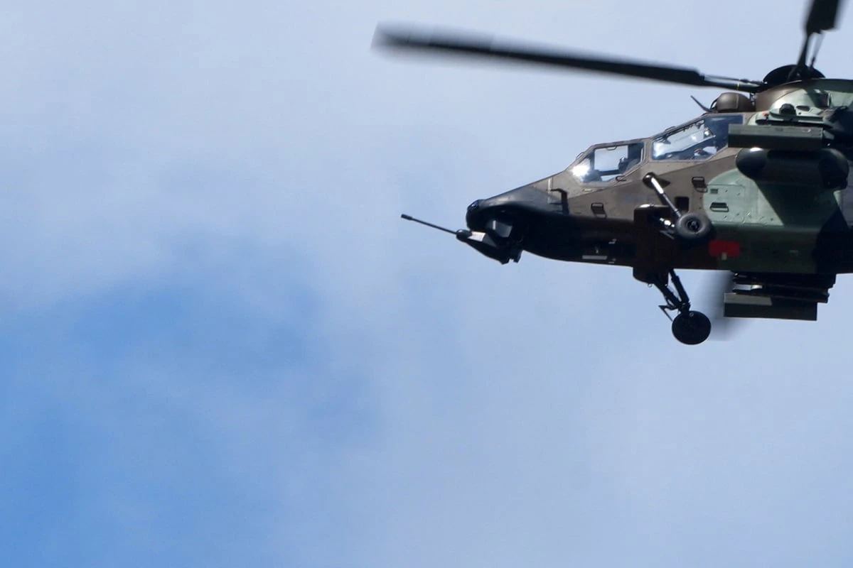 Kampf-Hubschrauber über Mühlhäuser Becken - teils auch in geringer Flughöhe