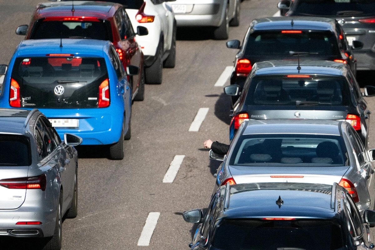 Zwei Auto-Brände auf der A7: Vollsperrung und Stau