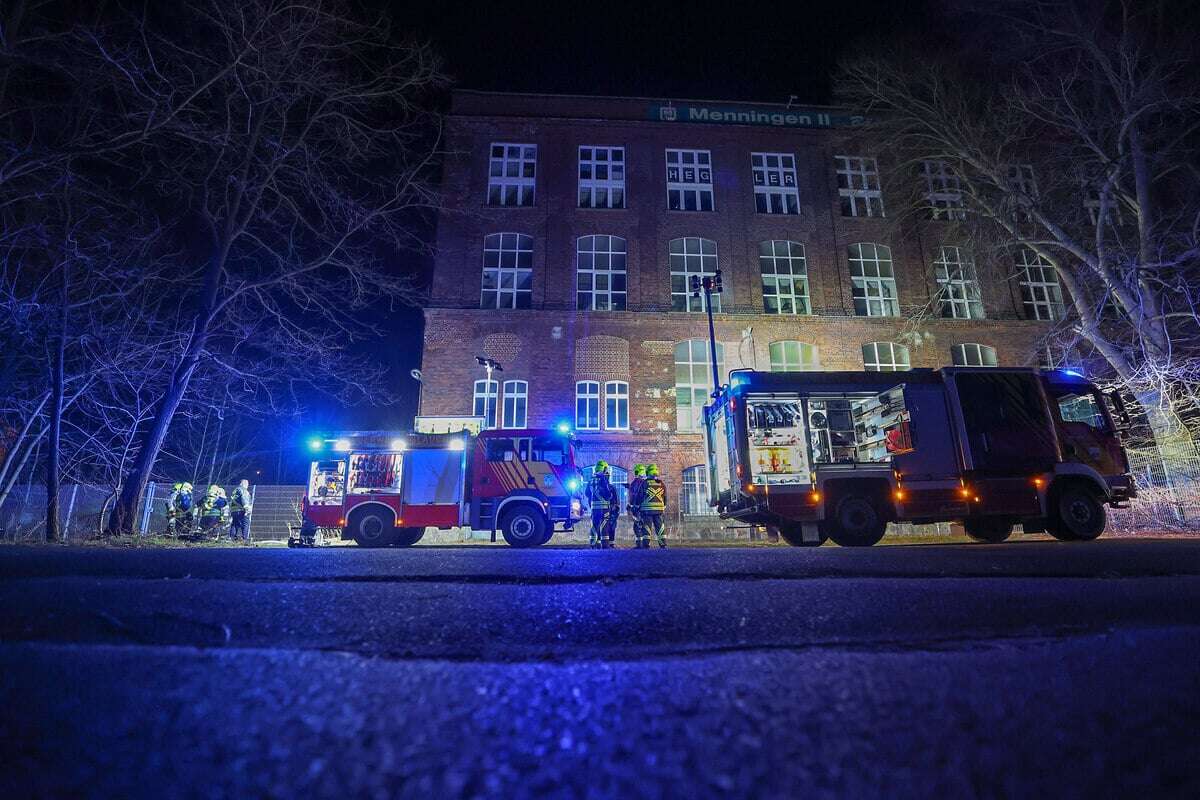 Feuerwehreinsatz in alter Fabrik: Müll in Flammen